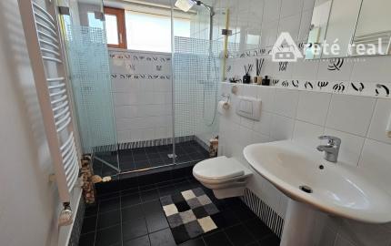 Areté real - Predaj veľmi pekného, výborne dispozične riešeného 5-izbového rodinného domu s garážou vo vyhľadávanej lokalite, obec Limbach, ul. Pri Kockách