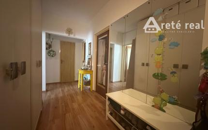 ARETÉ REAL – PRIESTRANNÝ 3-IZBOVÝ BYT S LODŽIOU A NÁDHERNÝM VÝHĽADOM, PEZINOK, SVATOPLUKOVA