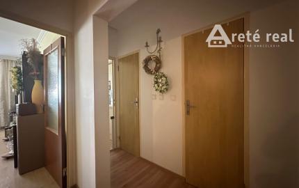 ARETÉ REAL – PRIESTRANNÝ 3-IZBOVÝ BYT S LODŽIOU A NÁDHERNÝM VÝHĽADOM, PEZINOK, SVATOPLUKOVA