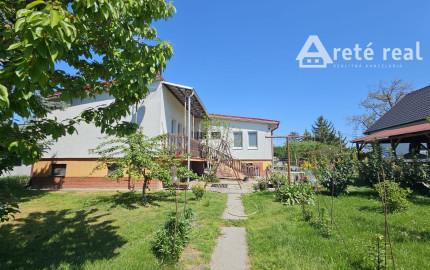 Areté real - Predaj samostatne stojaceho rodinného domu ideálneho pre rodinné bývanie v tichej lokalite v obci Blahová