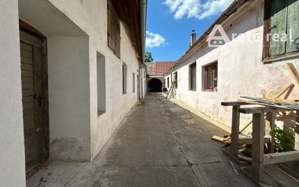 ARETÉ REAL – PREDAJ STAVEBNÉHO POZEMKU S VINOHRADNÍCKYM  DOMOM A NEBYTOVOU BUDOVOU V CENTRE MODRY, ŠTÚROVA