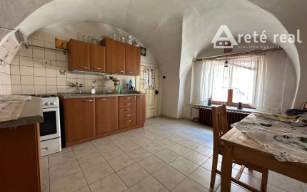 ARETÉ REAL – PREDAJ VINOHRADNÍCKEHO RODINNÉHO DOMU S NEBYTOVOU BUDOVOU V CENTRE MODRY, ŠTÚROVA