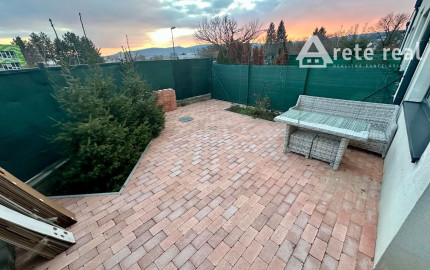 ARETÉ REAL - PREDAJ 3-IZBOVÉHO BYTU S TERASOU. ZÁHRADKOU A PARKOVACÍM STÁTÍM V NOVOSTAVBE SEVERKA, PEZINOK, SUVOROVOVA