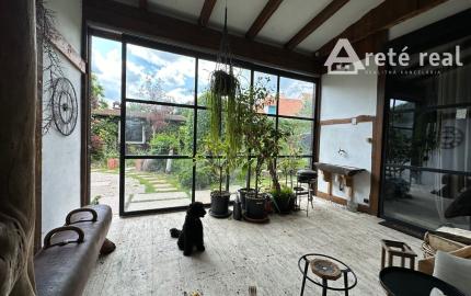 ARETÉ REAL – PREDAJ POLYFUNKČNEJ BUDOVY SO SKLADOVOU HALOU V CENTRE PEZINKA, JESENSKÉHO