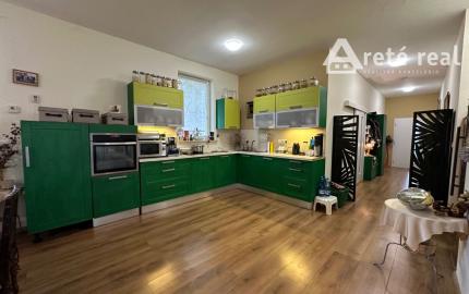 ARETÉ REAL – PREDAJ POLYFUNKČNEJ BUDOVY SO SKLADOVOU HALOU V CENTRE PEZINKA, JESENSKÉHO