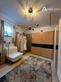 ARETÉ REAL – PREDAJ POLYFUNKČNEJ BUDOVY SO SKLADOVOU HALOU V CENTRE PEZINKA, JESENSKÉHO