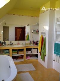 ARETÉ REAL – PREDAJ POLYFUNKČNEJ BUDOVY SO SKLADOVOU HALOU V CENTRE PEZINKA, JESENSKÉHO