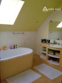 ARETÉ REAL – PREDAJ POLYFUNKČNEJ BUDOVY SO SKLADOVOU HALOU V CENTRE PEZINKA, JESENSKÉHO