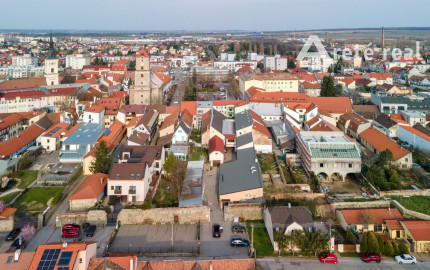 ARETÉ REAL – PREDAJ "HOTELA VINÁRSKY DOM“ S KOMPLETNÝM ZARIADENÍM AJ PARKOVISKOM, PEZINOK CENTRUM