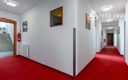 ARETÉ REAL – PREDAJ "HOTELA VINÁRSKY DOM“ S KOMPLETNÝM ZARIADENÍM AJ PARKOVISKOM, PEZINOK CENTRUM