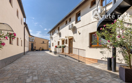 ARETÉ REAL – PREDAJ "HOTELA VINÁRSKY DOM“ S KOMPLETNÝM ZARIADENÍM AJ PARKOVISKOM, PEZINOK CENTRUM