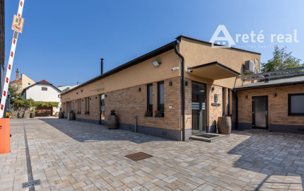 ARETÉ REAL – PREDAJ "HOTELA VINÁRSKY DOM“ S KOMPLETNÝM ZARIADENÍM AJ PARKOVISKOM, PEZINOK CENTRUM