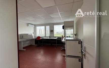 ARETÉ REAL – PREDAJ OBCHODNÉHO AREÁLU SO SKLADOVOU HALOU, BUDOVOU OBCHODU A SLUŽIEB A VONKAJŠÍM SKLADOM