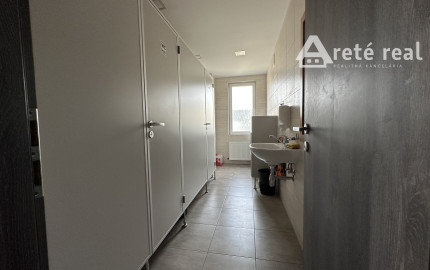 ARETÉ REAL – PREDAJ OBCHODNÉHO AREÁLU SO SKLADOVOU HALOU, BUDOVOU OBCHODU A SLUŽIEB A VONKAJŠÍM SKLADOM