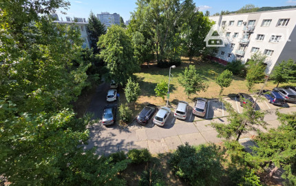 Arete real-Predaj priestranného 3-izbového  bytu s nádherným výhľadom na Malé Karpaty v zateplenom tehlovom bytovom dome, Bratislava,  Pri Bielom kríži