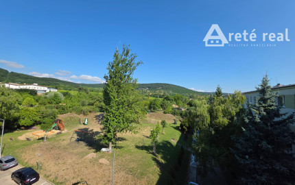 Arete real-Predaj priestranného 3-izbového  bytu s nádherným výhľadom na Malé Karpaty v zateplenom tehlovom bytovom dome, Bratislava,  Pri Bielom kríži