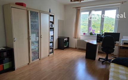 Arete real-Predaj priestranného 3-izbového  bytu s nádherným výhľadom na Malé Karpaty v zateplenom tehlovom bytovom dome, Bratislava,  Pri Bielom kríži