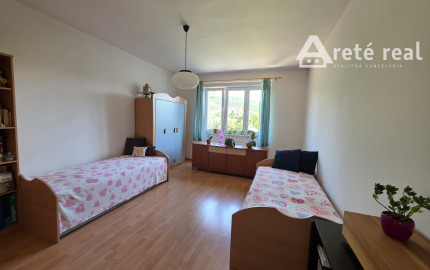 Arete real-Predaj priestranného 3-izbového  bytu s nádherným výhľadom na Malé Karpaty v zateplenom tehlovom bytovom dome, Bratislava,  Pri Bielom kríži