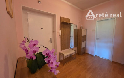 Arete real-Predaj priestranného 3-izbového  bytu s nádherným výhľadom na Malé Karpaty v zateplenom tehlovom bytovom dome, Bratislava,  Pri Bielom kríži