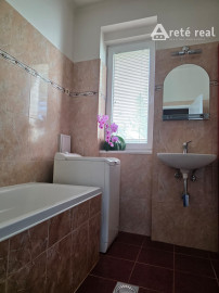 Arete real-Predaj priestranného 3-izbového  bytu s nádherným výhľadom na Malé Karpaty v zateplenom tehlovom bytovom dome, Bratislava,  Pri Bielom kríži