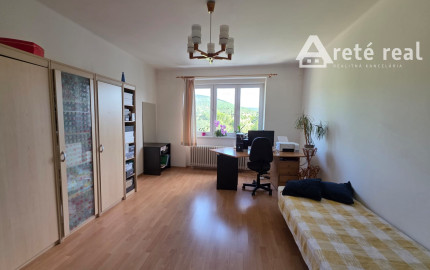 Arete real-Predaj priestranného 3-izbového  bytu s nádherným výhľadom na Malé Karpaty v zateplenom tehlovom bytovom dome, Bratislava,  Pri Bielom kríži