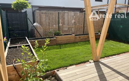 ARETÉ REAL- PRENÁJOM  KRÁSNEHO,KOMPLETNE ZARIADENÉHO 4 IZB.DOMU  V NOVOSTAVBE, 2 PARKOVACIE STÁTIA-VINOSADY