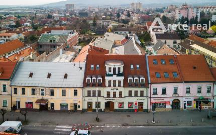 ARETÉ REAL - PREDAJ POLYFUNKČNEJ BUDOVY S MNOHÝM PRÍSLUŠENSTVOM A PARKOVISKOM, PEZINOK CENTRUM