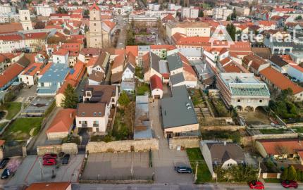 ARETÉ REAL - PREDAJ POLYFUNKČNEJ BUDOVY S MNOHÝM PRÍSLUŠENSTVOM A PARKOVISKOM, PEZINOK CENTRUM