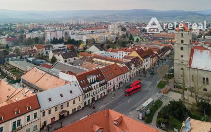 ARETÉ REAL - PREDAJ POLYFUNKČNEJ BUDOVY S MNOHÝM PRÍSLUŠENSTVOM A PARKOVISKOM, PEZINOK CENTRUM