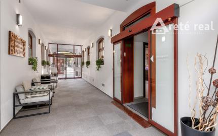 ARETÉ REAL - PREDAJ POLYFUNKČNEJ BUDOVY S MNOHÝM PRÍSLUŠENSTVOM A PARKOVISKOM, PEZINOK CENTRUM