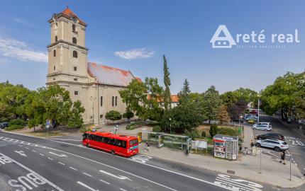 ARETÉ REAL - PREDAJ POLYFUNKČNEJ BUDOVY S MNOHÝM PRÍSLUŠENSTVOM A PARKOVISKOM, PEZINOK CENTRUM