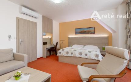 ARETÉ REAL - PREDAJ POLYFUNKČNEJ BUDOVY S MNOHÝM PRÍSLUŠENSTVOM A PARKOVISKOM, PEZINOK CENTRUM
