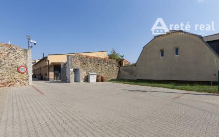 ARETÉ REAL - PREDAJ POLYFUNKČNEJ BUDOVY S MNOHÝM PRÍSLUŠENSTVOM A PARKOVISKOM, PEZINOK CENTRUM