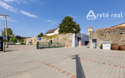 ARETÉ REAL - PREDAJ POLYFUNKČNEJ BUDOVY S MNOHÝM PRÍSLUŠENSTVOM A PARKOVISKOM, PEZINOK CENTRUM