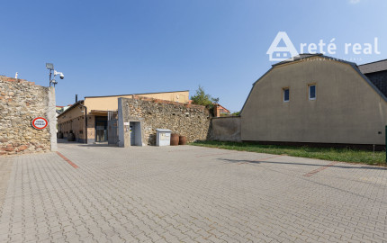 ARETÉ REAL - PREDAJ POLYFUNKČNEJ BUDOVY S MNOHÝM PRÍSLUŠENSTVOM A PARKOVISKOM, PEZINOK CENTRUM