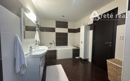 ARETÉ REAL - PREDAJ NOVOSTAVBY PRIESTRANNÉHO RODINNÉHO DOMU S DVOJGARÁŽOU, KAPLNA