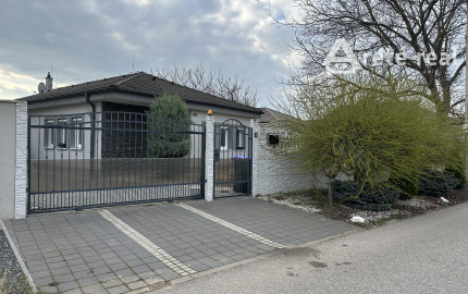 ARETÉ REAL - PREDAJ NOVOSTAVBY PRIESTRANNÉHO RODINNÉHO DOMU S DVOJGARÁŽOU, KAPLNA