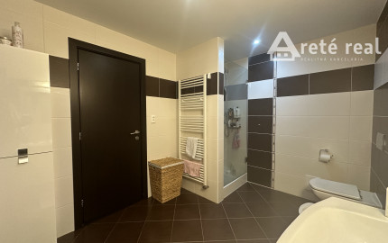 ARETÉ REAL - PREDAJ NOVOSTAVBY PRIESTRANNÉHO RODINNÉHO DOMU S DVOJGARÁŽOU, KAPLNA