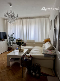 ARETÉ REAL-Predaj 2 izbového tehlového bytu v PEZINKU, centrum na skok, murovaná pivnica 6,15m2