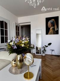 ARETÉ REAL-Predaj 2 izbového tehlového bytu v PEZINKU, centrum na skok, murovaná pivnica 6,15m2