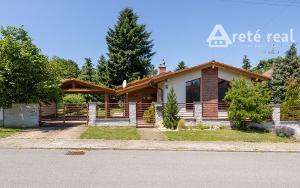 ARETÉ REAL – PREDAJ 4 -IZBOVÉHO RODINNÉHO DOMU S MNOHÝM PRÍSLUŠENSTVOM, BUDMERICE, PODHÁJSKA