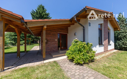 ARETÉ REAL – PREDAJ 4 -IZBOVÉHO RODINNÉHO DOMU S MNOHÝM PRÍSLUŠENSTVOM, BUDMERICE, PODHÁJSKA
