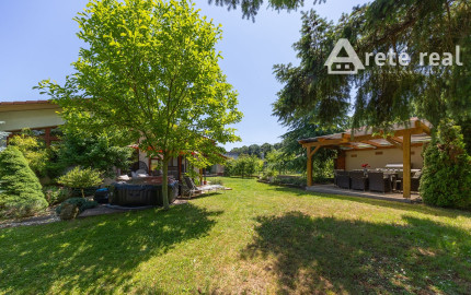 ARETÉ REAL – PREDAJ 4 -IZBOVÉHO RODINNÉHO DOMU S MNOHÝM PRÍSLUŠENSTVOM, BUDMERICE, PODHÁJSKA