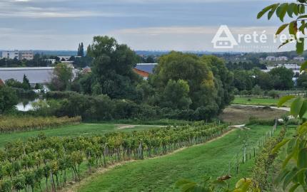 Areté real - Predaj jedinečného pozemku pri vode a pod lesom v atraktívnej lokalite, Pezinok- Rozálka