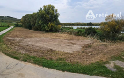 Areté real - Predaj jedinečného pozemku pri vode a pod lesom v atraktívnej lokalite, Pezinok- Rozálka