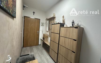 ARETÉ REAL - ZARIADENÝ 2-IZBOVÝ BYT S BALKÓNOM,  PARKOVACÍM MIESTOM, ENERGIAMI AJ INTERNETOM, SLOVENSKÝ GROB, RASTISLAVOVA