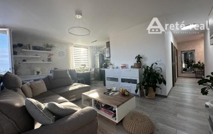 ARETÉ REAL - ZARIADENÝ 2-IZBOVÝ BYT S BALKÓNOM,  PARKOVACÍM MIESTOM, ENERGIAMI AJ INTERNETOM, SLOVENSKÝ GROB, RASTISLAVOVA