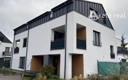 Veľký 2-izbový byt v novostavbe s terasou, predzáhradkou a parkovacím miestom