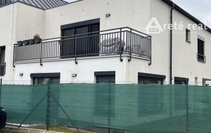 Veľký 2-izbový byt v novostavbe s terasou, predzáhradkou a parkovacím miestom