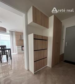 Veľký 2-izbový byt v novostavbe s terasou, predzáhradkou a parkovacím miestom